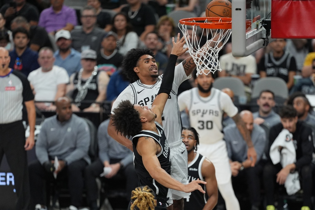 解说：哈珀临危不乱 文班和卡斯尔第一年都绝对不具备这样的气质